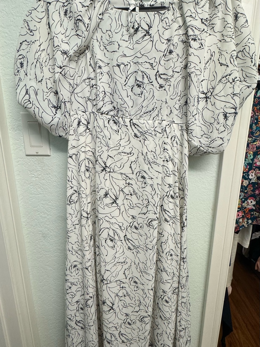 Elegant White Floral Midi Dress with Puff Sleeves